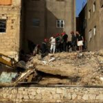فرق الإنقاذ تبحث عن ناجين تحت أنقاض عمارة منهارة