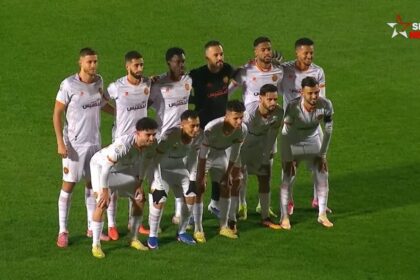 لاعبو نهضة بركان في مباراة كرة قدم