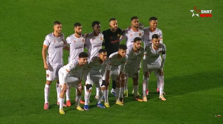 لاعبو نهضة بركان في مباراة كرة قدم