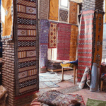 سجاد معلق على جدار، يعرض منتجات الصناعة التقليدية