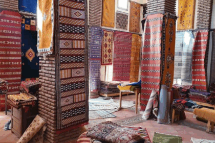 سجاد معلق على جدار، يعرض منتجات الصناعة التقليدية