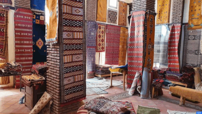 سجاد معلق على جدار، يعرض منتجات الصناعة التقليدية