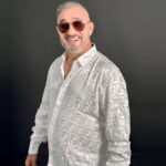 سعيد الصنهاجي يبتسم لجمهوره على المسرح.