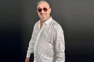 سعيد الصنهاجي يبتسم لجمهوره على المسرح.