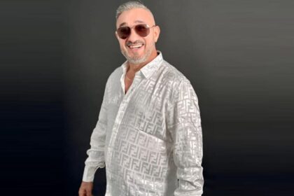 سعيد الصنهاجي يبتسم لجمهوره على المسرح.