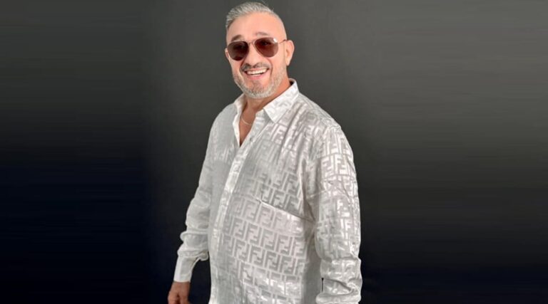 سعيد الصنهاجي يبتسم لجمهوره على المسرح.