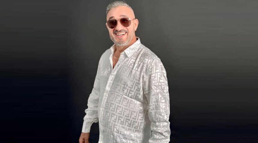 سعيد الصنهاجي يبتسم لجمهوره على المسرح.