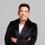 سعد الصغير يبتسم على خشبة المسرح