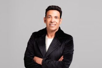 سعد الصغير يبتسم على خشبة المسرح