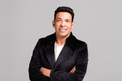 سعد الصغير يبتسم على خشبة المسرح
