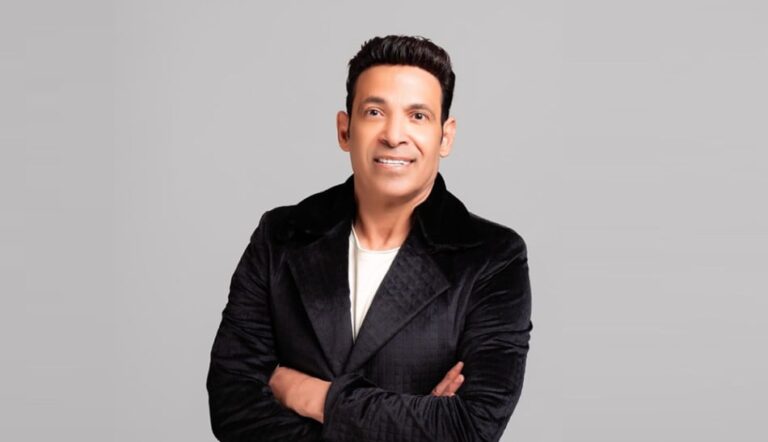 سعد الصغير يبتسم على خشبة المسرح