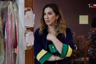 سميرة الحدوشي تقف بفخر بين تصاميمها الأصلية