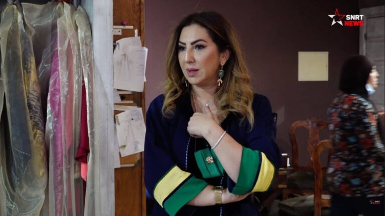 سميرة الحدوشي تقف بفخر بين تصاميمها الأصلية