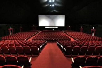 شاشة سينما تعرض فيلماً قصيراً
