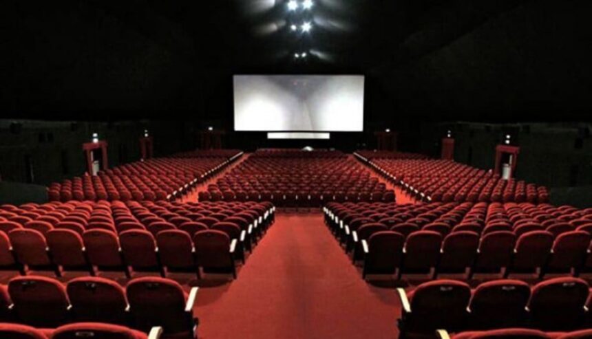 شاشة سينما تعرض فيلماً قصيراً