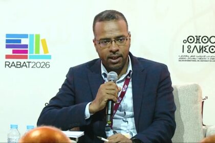 ناشط صحراوي يتحدث خلال ندوة