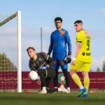 لاعب كرة قدم بقميص أصفر يلعب كرة القدم