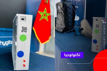 شاحن ومعدات إلكترونية بالقرب من حقيبة