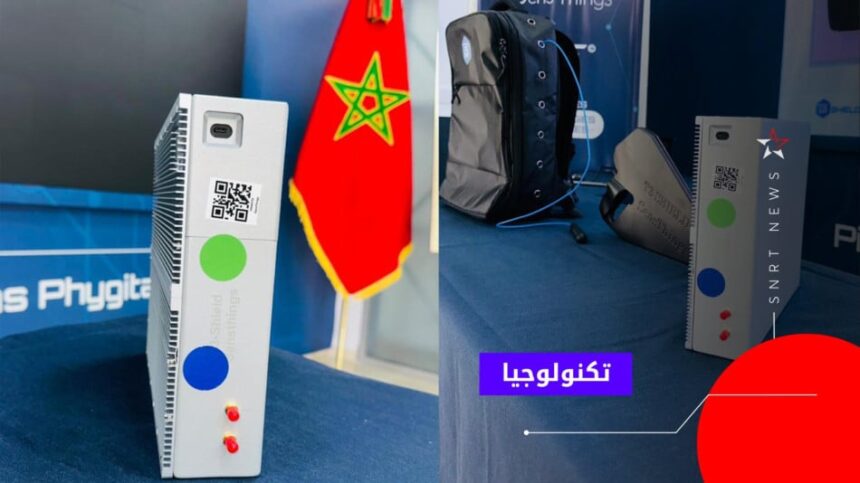 شاحن ومعدات إلكترونية بالقرب من حقيبة
