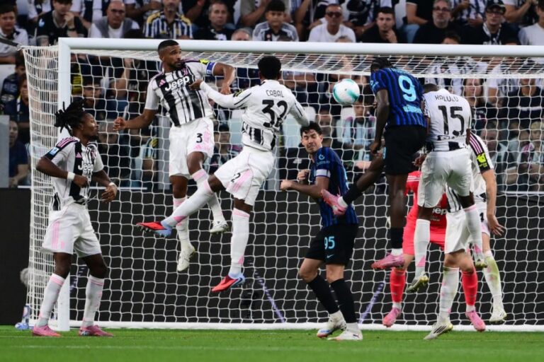 لاعب إنتر ميلان الفرنسي ماركوس تورام يسجل هدفاً بالرأس