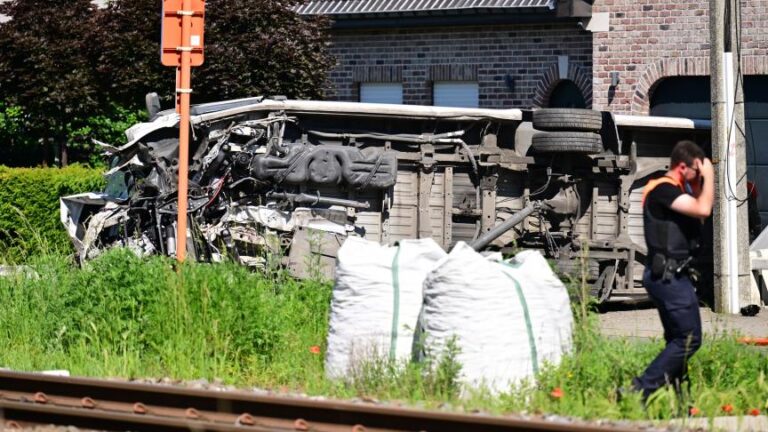 أعقاب حادث تصادم قطار وحافلة مدرسية في بلجيكا.
