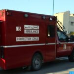 سيارة بيضاء عليها حرف C على الباب الخلفي.