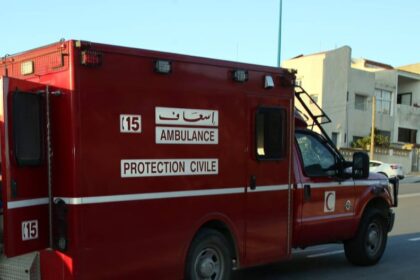 سيارة بيضاء عليها حرف C على الباب الخلفي.