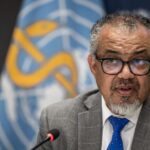 المدير العام لمنظمة الصحة العالمية يتحدث في مؤتمر صحفي.