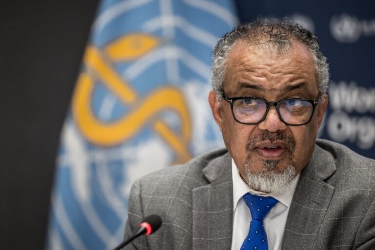 المدير العام لمنظمة الصحة العالمية يتحدث في مؤتمر صحفي.