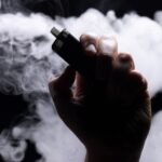 شاب يدخن سيجارة إلكترونية، سيجارة الكترونية vape