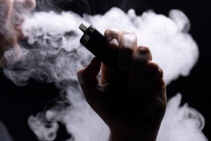 شاب يدخن سيجارة إلكترونية، سيجارة الكترونية vape