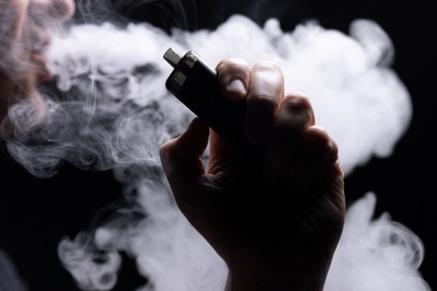 شاب يدخن سيجارة إلكترونية، سيجارة الكترونية vape