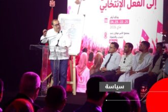 شاب يتحدث أمام الجمهور في ملتقى الشبيبة الاتحادية.