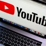 شعار يوتيوب على شاشة حاسوب محمول مفتوح