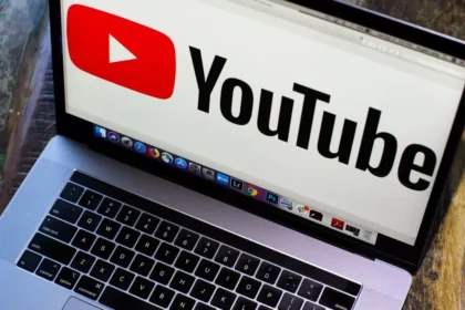 شعار يوتيوب على شاشة حاسوب محمول مفتوح