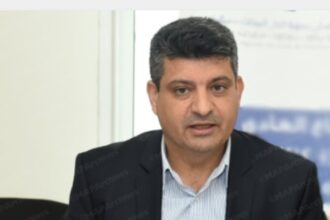 عبد الحافظ أدمينو، عضو المحكمة الدستورية الجديد، في مكتب.