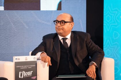 عبد الكريم آيت أبريك يتحدث في مؤتمر صحفي