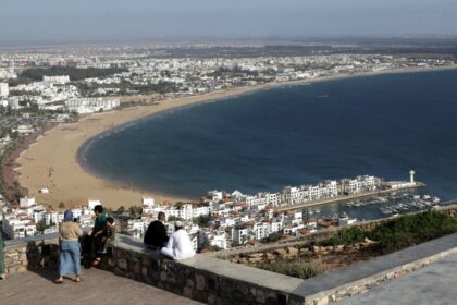 مشهد لشاطئ أكادير وبعض الجماهير