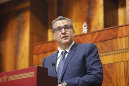 عزيز أخنوش يلقي خطابًا. رئيس الحكومة المغربية يتحدث في مؤتمر صحفي.