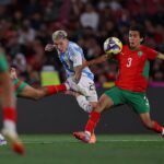 لاعب كرة قدم يرتدي القميص رقم 3 يسدد الكرة