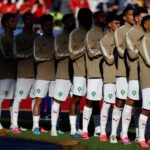 لاعبو أسود الأطلس يؤدون النشيد الوطني في مباراة كرة القدم
