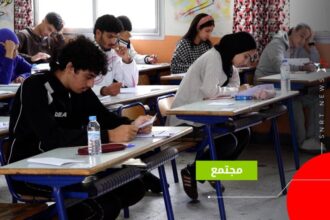 طلاب داخل فصل دراسي يؤدون امتحان البكالوريا