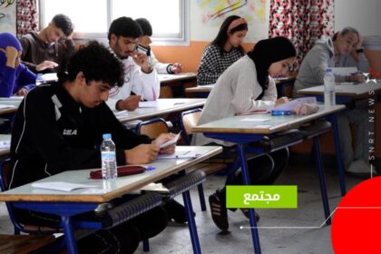 طلاب داخل فصل دراسي يؤدون امتحان البكالوريا
