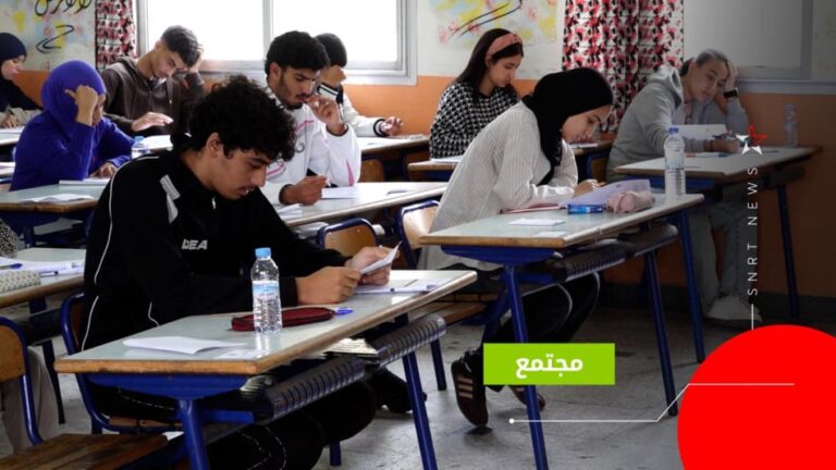 طلاب داخل فصل دراسي يؤدون امتحان البكالوريا