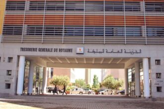 شعار بنك المغرب على واجهة مبناه بالرباط.