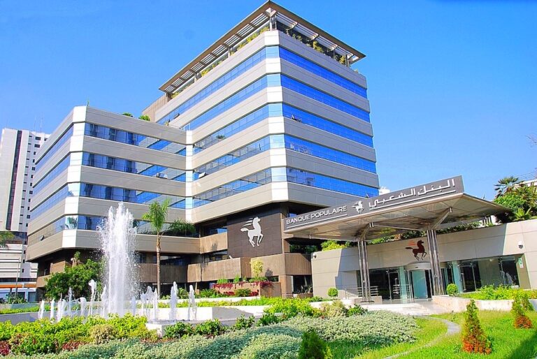 مبنى بنك البنك الشعبي المركزي الزجاجي.