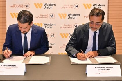 رجلان يوقعان عقد شراكة في اجتماع عمل