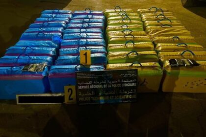 حقائب زرقاء وصفراء بها مخدرات