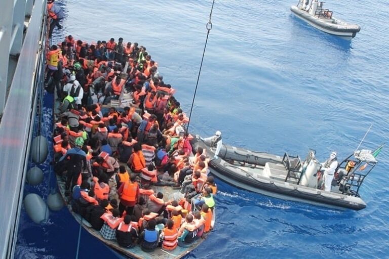 قارب يحمل مهاجرين في عرض البحر