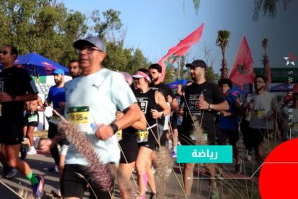 مجموعة من العدائين يستعدون لبدء السباق الدولي ببوسكورة